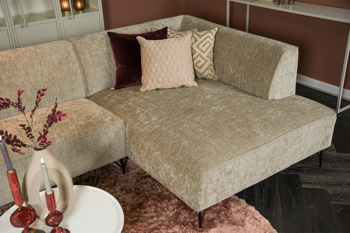 Hoekbank ranke poten moderne vormen stof bruin beige
