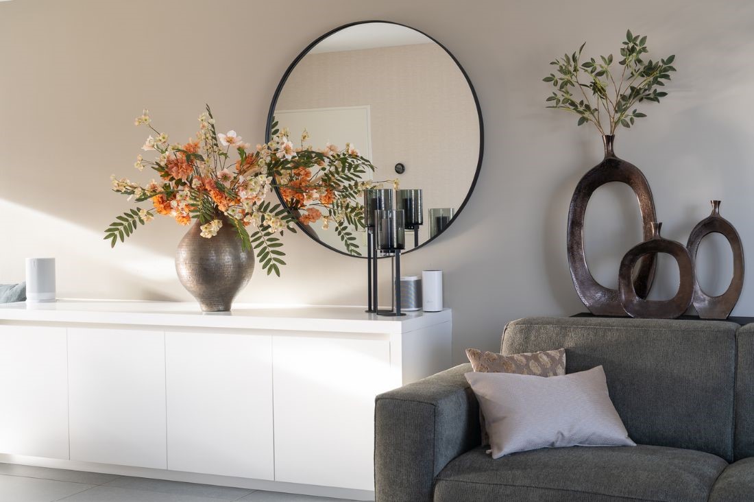 ronde spiegel met wit dressoir
