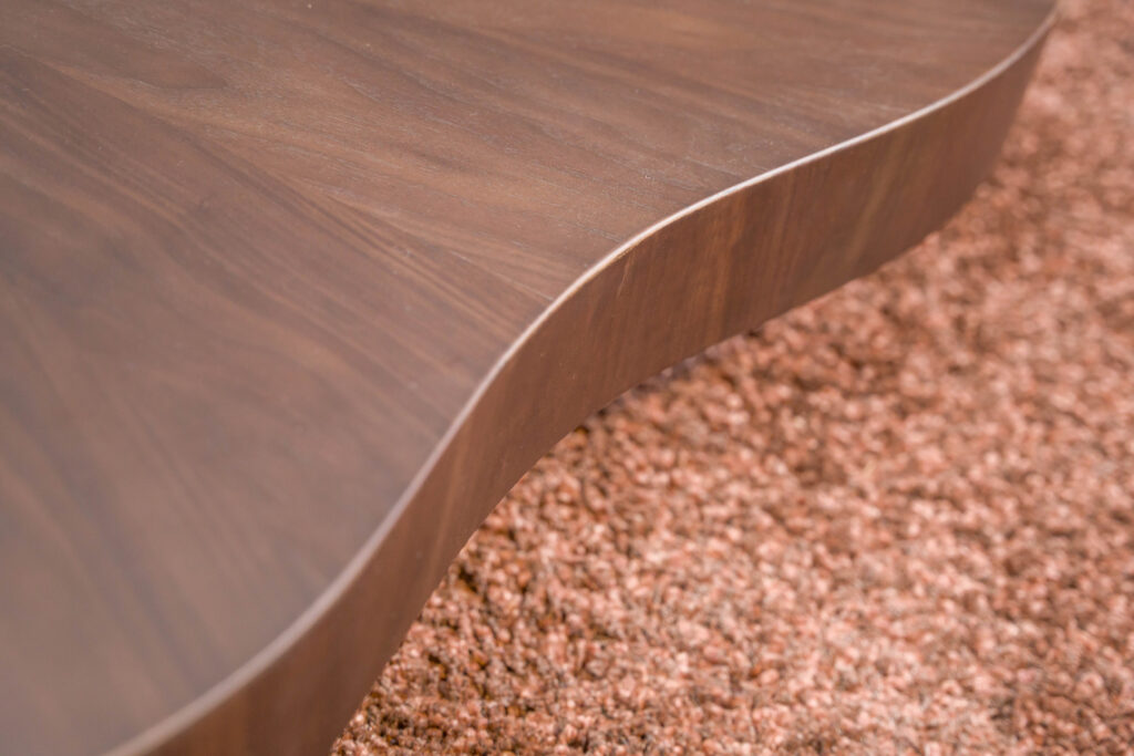 Organische tafel bruin hout