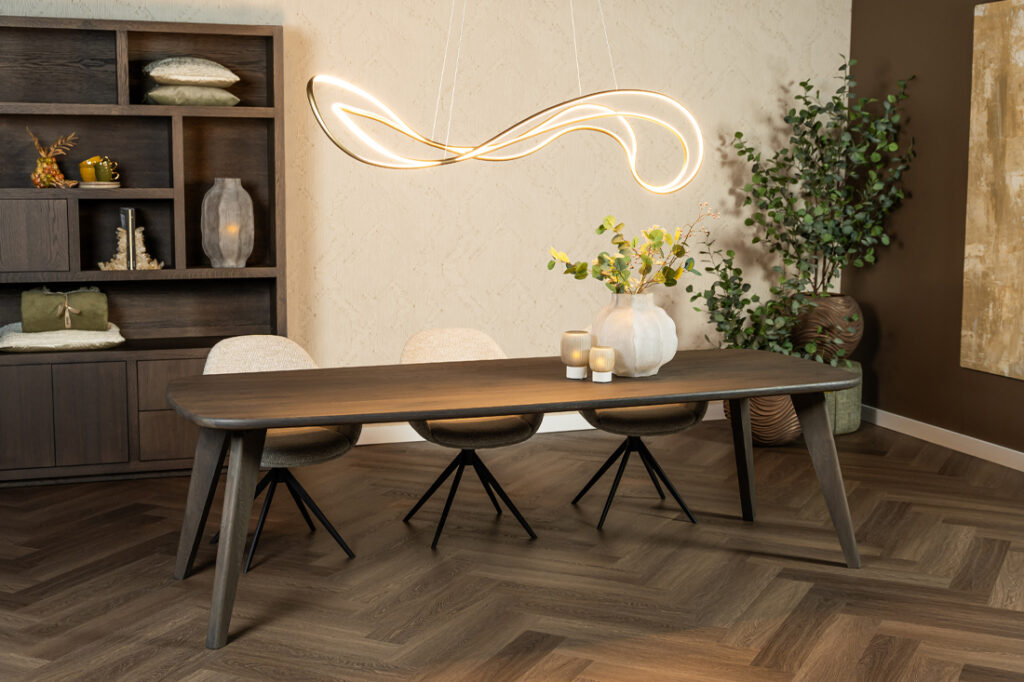 Bruin hout eiken eettafel ronde afwerking blad