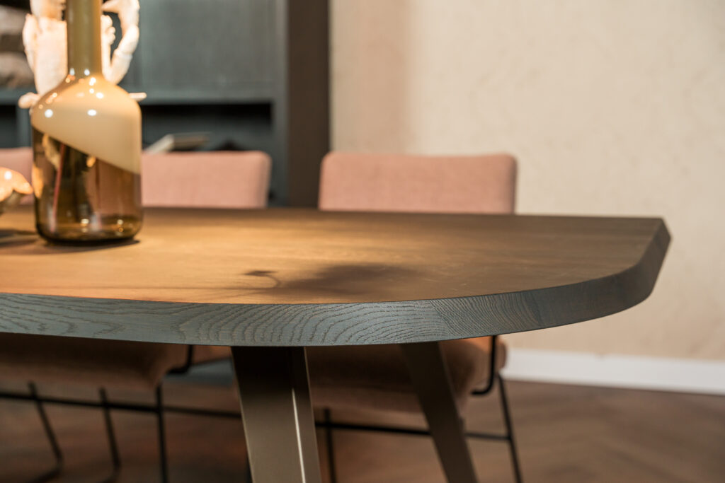 Kan een eettafel op maat worden aangepast aan onregelmatige ruimtes?