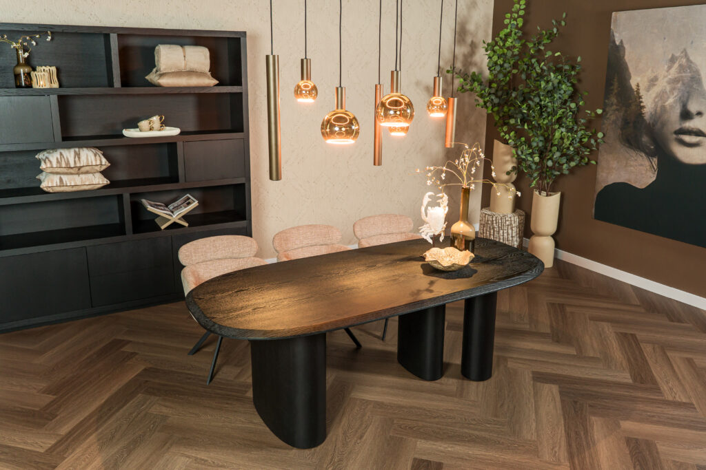 Wat zijn de voordelen van een ovale eettafel ten opzichte van een rechthoekige?