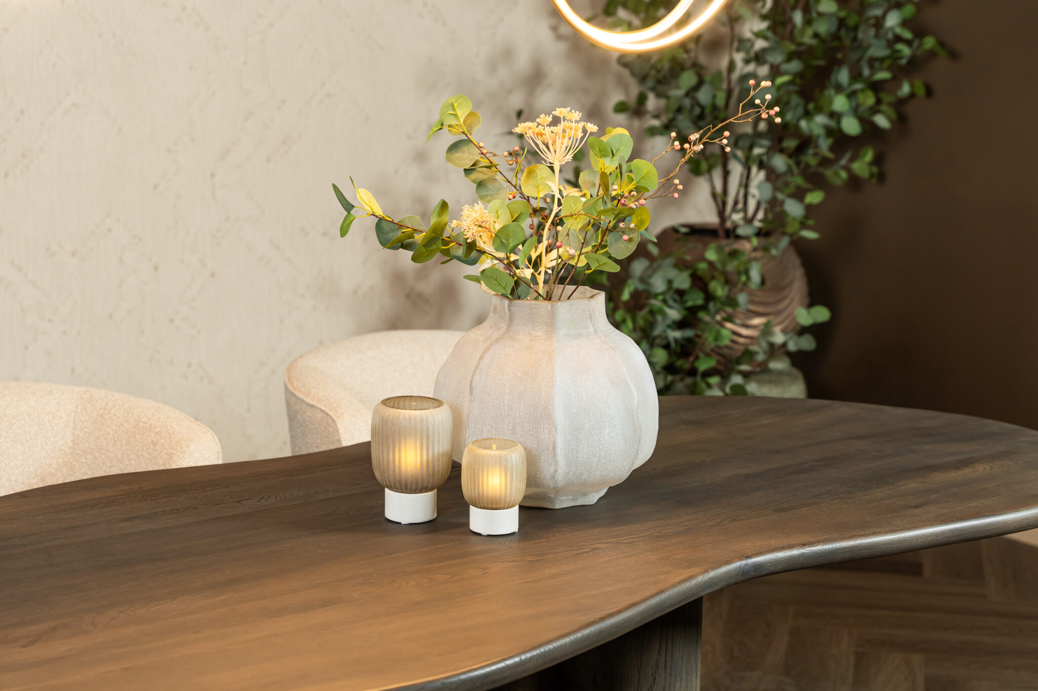 hoe herstel je krassen op een eiken eettafel?