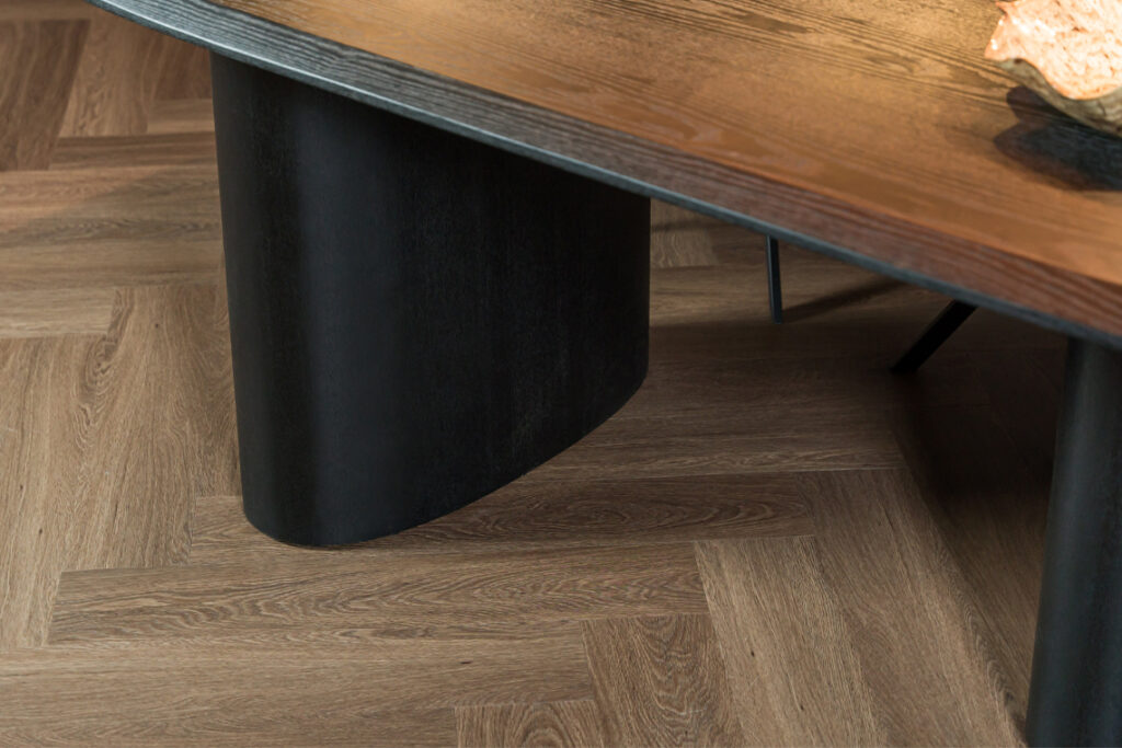 Ovaal ronde hoeken eettafel zwart eiken fineer, Brede ovale poot eettafel hout zwart