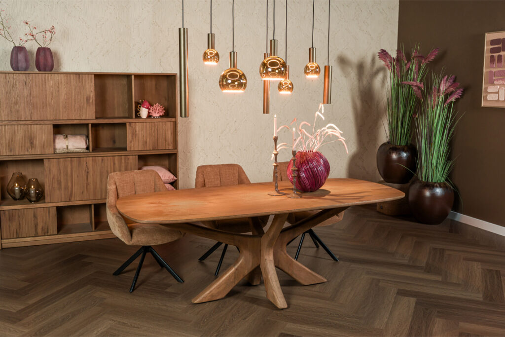 Eettafel bruin hout unieke poot