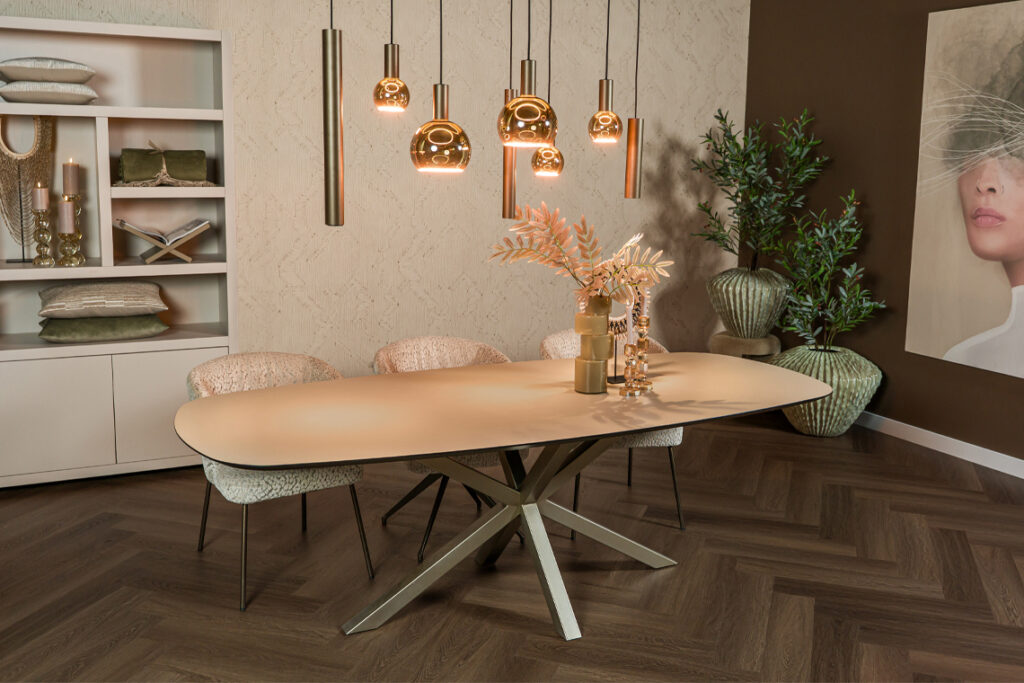 Eettafel deens ovaal met metalen poot champagne