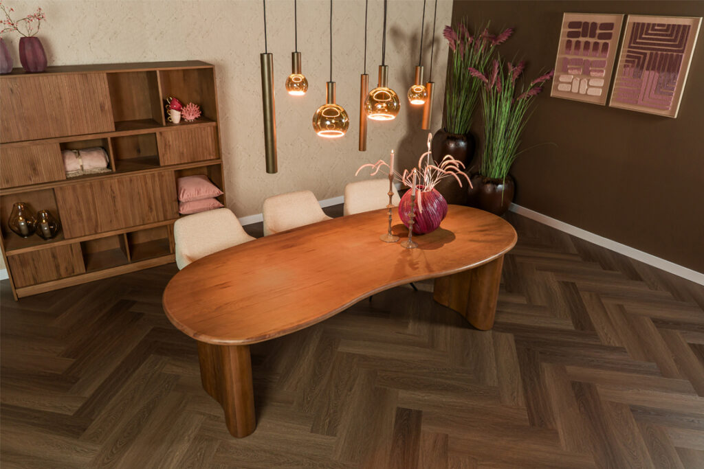 Eettafel organisch ovaal hout bruin
