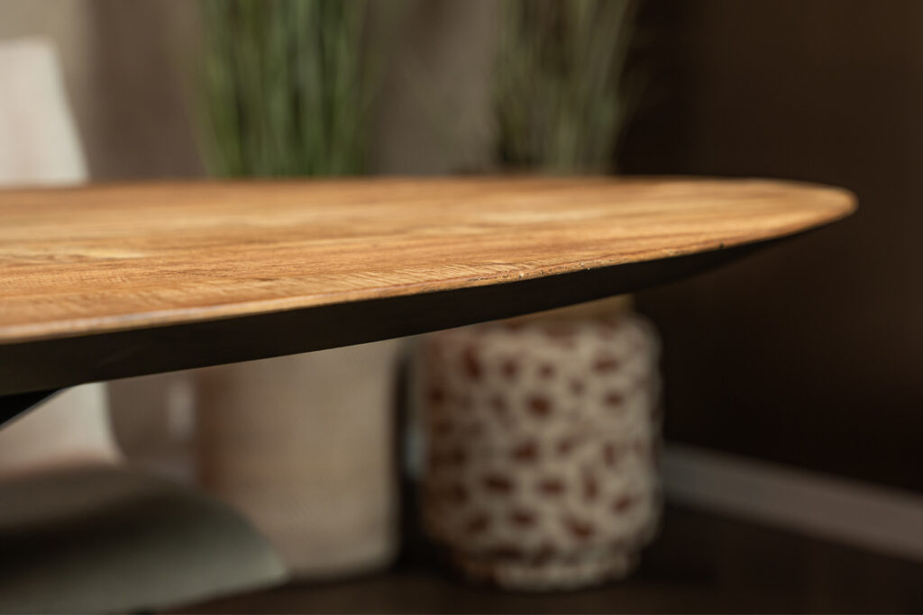 Ovaal houten eettafel