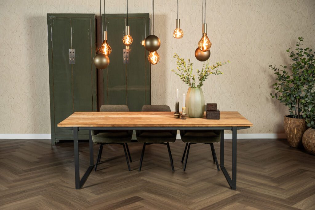 Robuust houten eettafel met metaal zwart onderstel
