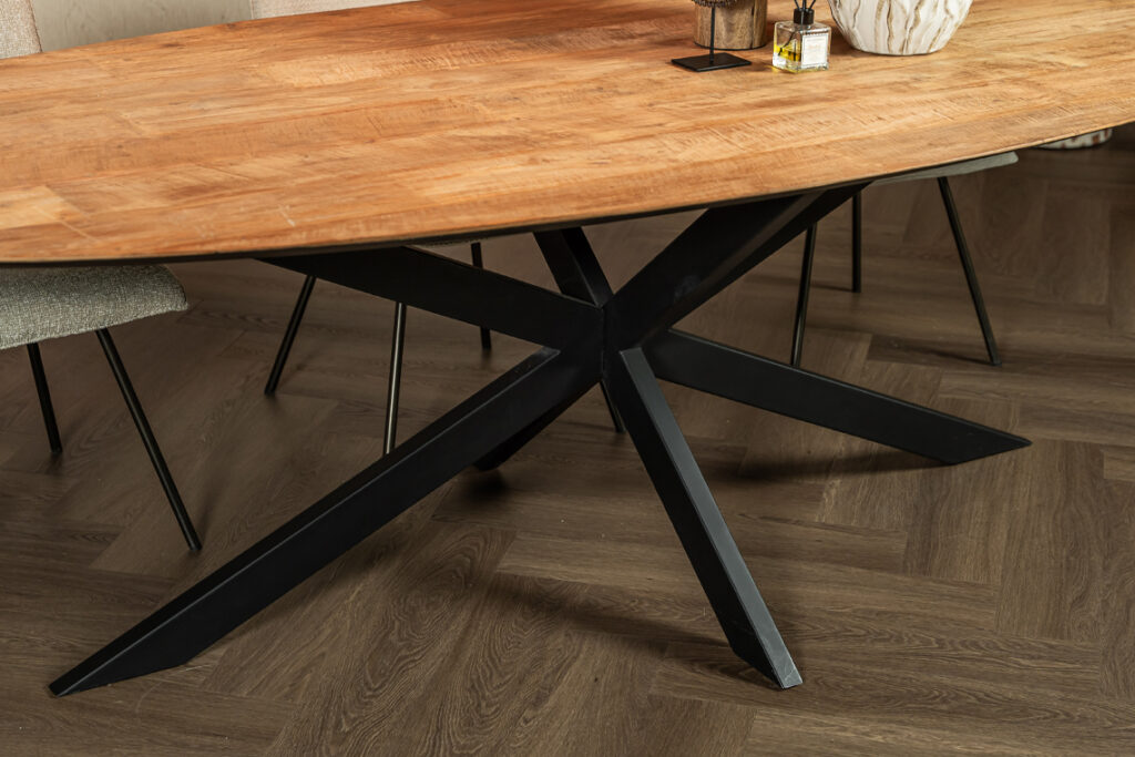 Zwart metalen poot onder ovale eettafel