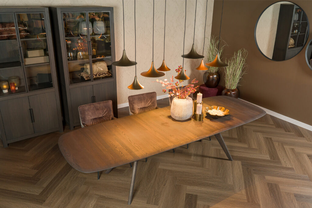 Bootvormige eettafel hout ronde afwerking