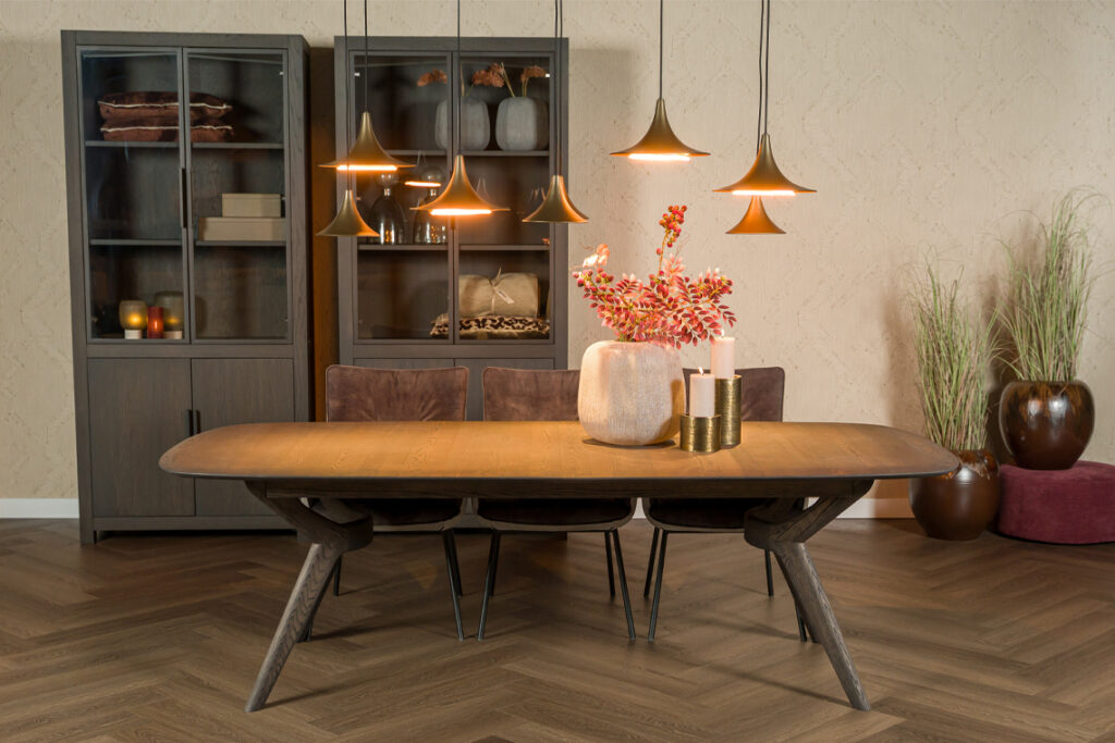 Bruin hout eettafel ovaal rechte vorm