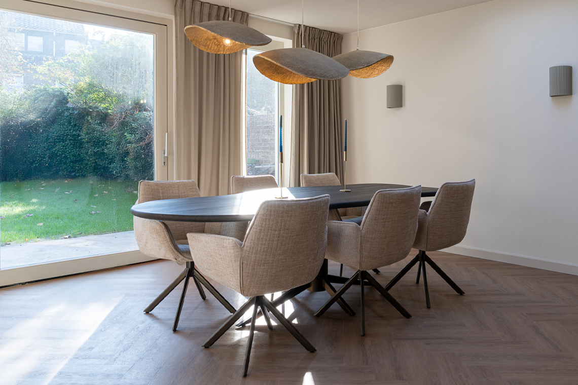 Eettafel organisch bruin hout met rustige stoelen