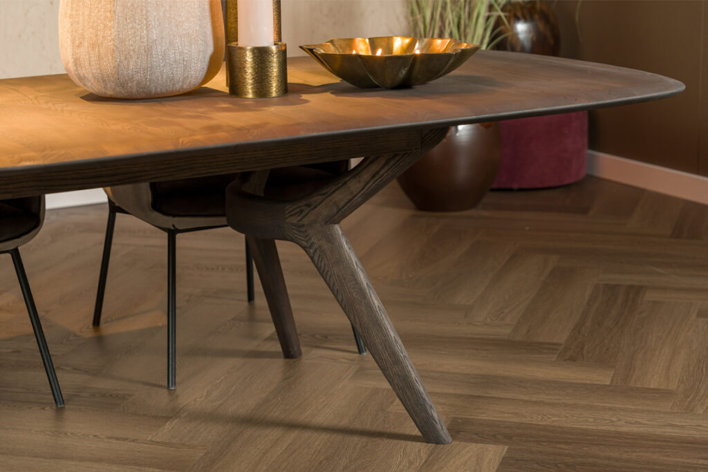 Unieke poot hout ingedeukt eettafel