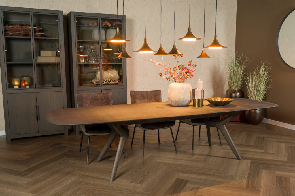 Bootvormige eettafel hout ronde afwerking