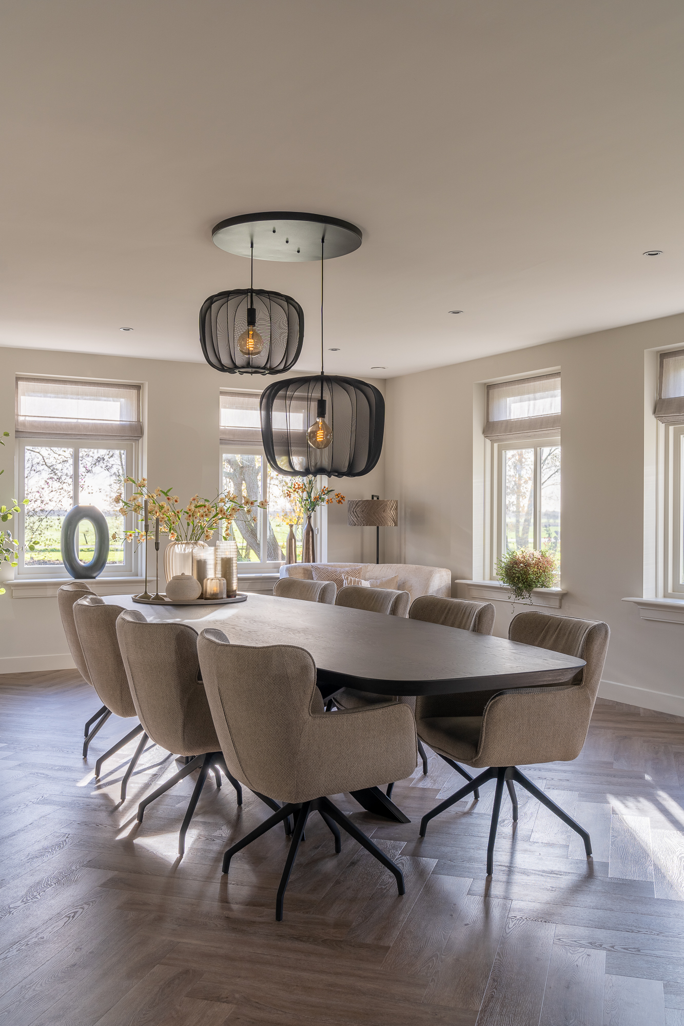 Sfeervol ingerichte eetkamer met houten tafel en pendelverlichting